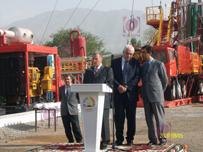 塔吉克斯坦共和国 首都杜尚别近郊 油井开钻仪式上 塔总理阿基洛（左）讲话