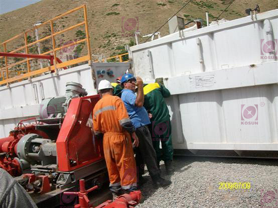 塔吉克斯坦，项目现场，中外工程技术人员通力协作，正在安装科迅机械生产的泥固控系统