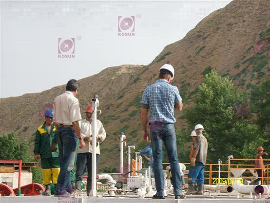 塔吉克斯坦，项目现场，科迅机械的泥浆固控循环系统安装过程中，中外工程技术人员