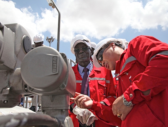 南苏丹石油部部长（左）要求苏丹派遣石油工程师，以保证石油产量